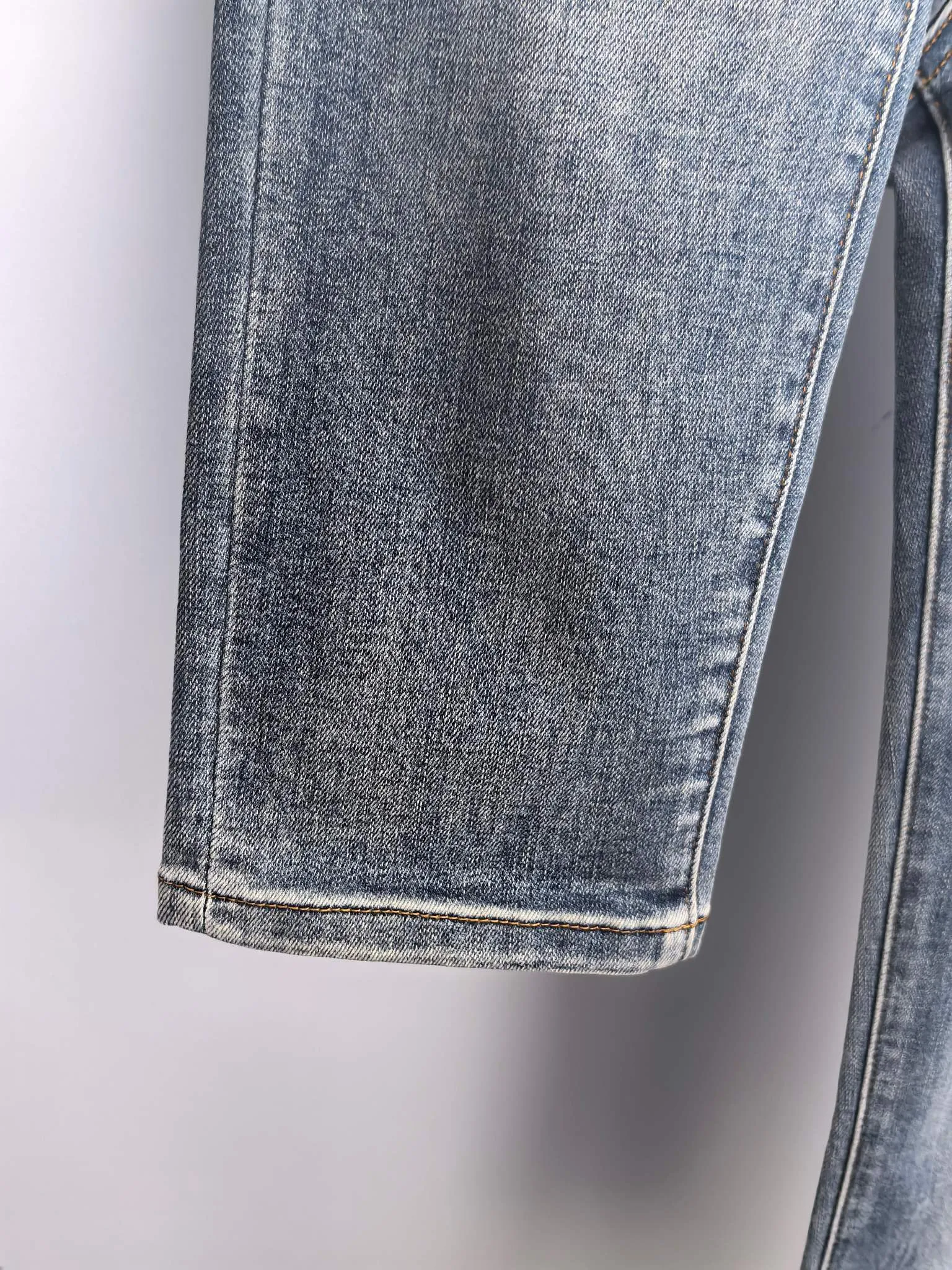 P400 Chrome Hearts men's jeans, official album and poster wear style!  High-grade imported denim raw-color fabrics are supplied to customers, and the pure 13oz ounce corduroy fabrics from Okayama, Japan are specially selected. Heavy-duty environmentally friendly plant enzyme washing process is used. The texture has a light retro color, which is quite beautiful and fits the autumn and winter colors. The fabric is soft and delicate after washing, but has a strong sense of bones and a slight stretch, which provides an excellent comfortable experience. It is not damaged by any technological elements and retains the purest tannin color! The details throughout the body are perfect, exquisite and elegant. The latest leather label on the waist highlights the brand's characteristics. The hardware accessories, leather label and wiring all reflect the craftsmanship! The silhouette is perfectly tailored and has excellent butt lift and slimming effect. It can be easily matched with any top in the wardrobe. It has wide compatibility and is suitable for various daily wear. The upper body is full of shape. It is a must-have trousers for those who are obsessed with quality control and 1V! Size: 28-38 No 35 37